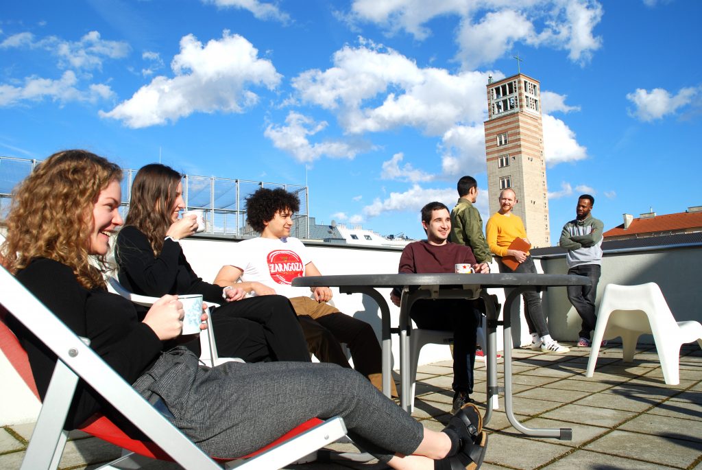 Studenten beim Entspannen auf dem Dach