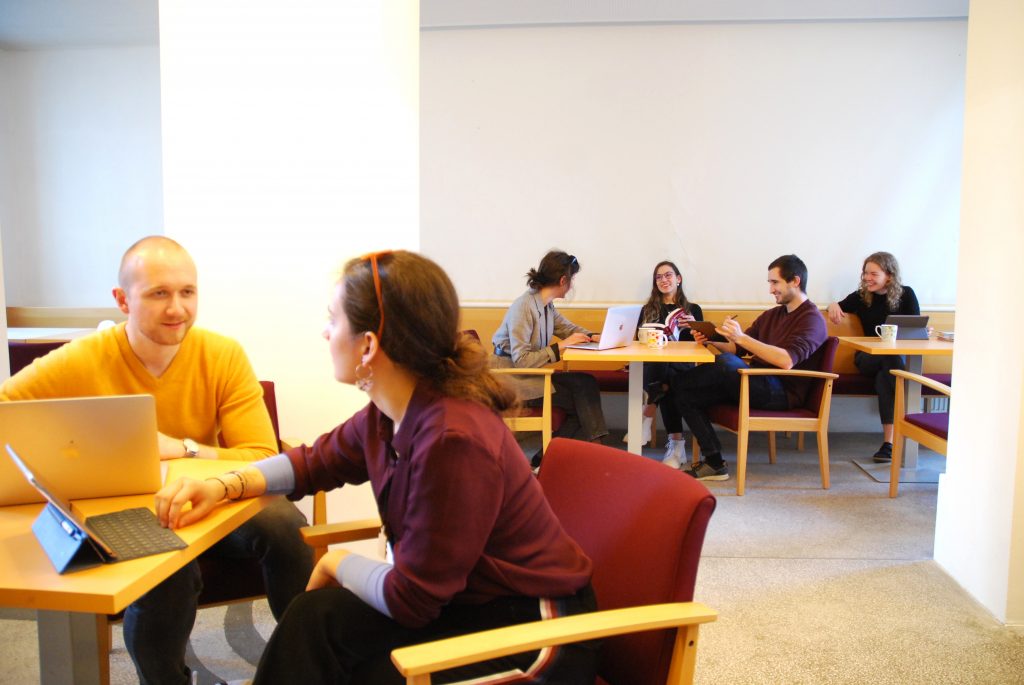 Studenten beim Lernen im Lernraum